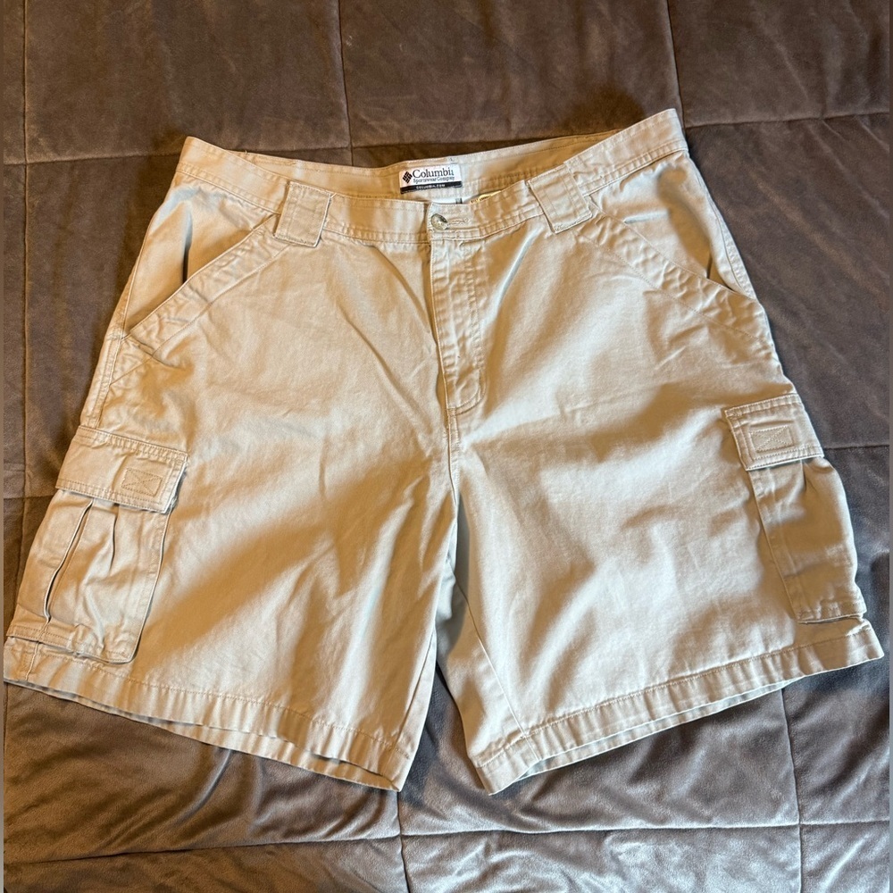 Men’s Columbia Khaki Cargo Shorts Size 40 Inseam 9”